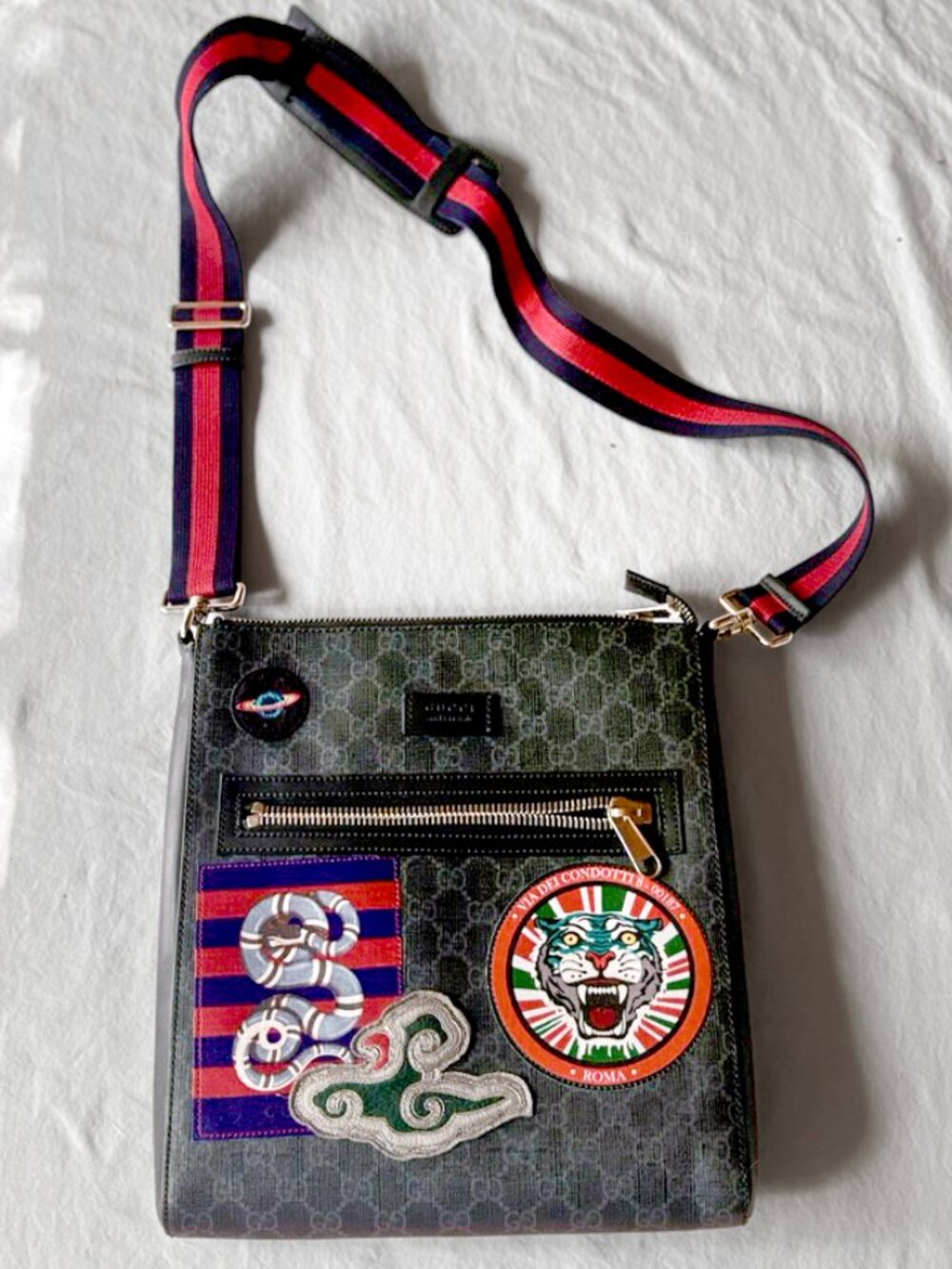 Gucci GG Gucci Ghost cross-body bag with patches.